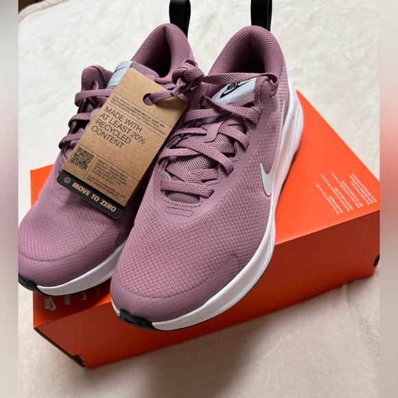 Nike Women's Promina Purple Athletic Shoes - Picture 1 of 8